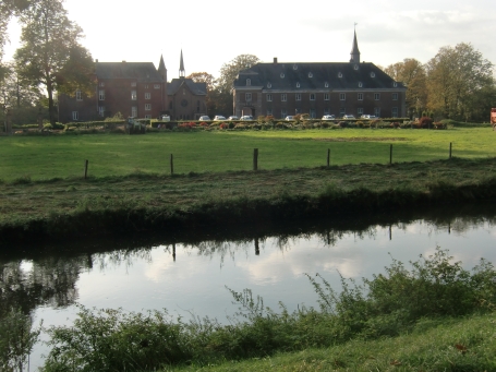 Weeze : Unmittelbar an der Niers liegt Schloss Wissen ( im Hintergrund )